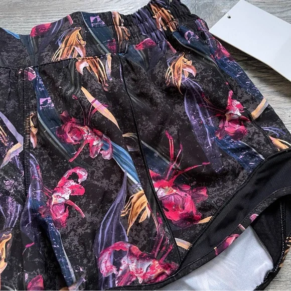 Lululemon Black Watercolor Hotty Hot Lululemon Shorts size 8 Women New with Tags - Picture 9 of 15